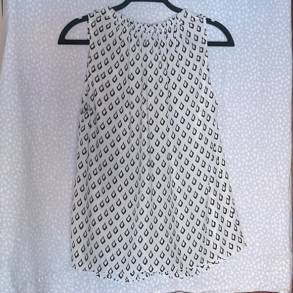 Ann Taylor sleeveless tunic, black diamond design on white w/ front claspe. - Picture 2 of 3
